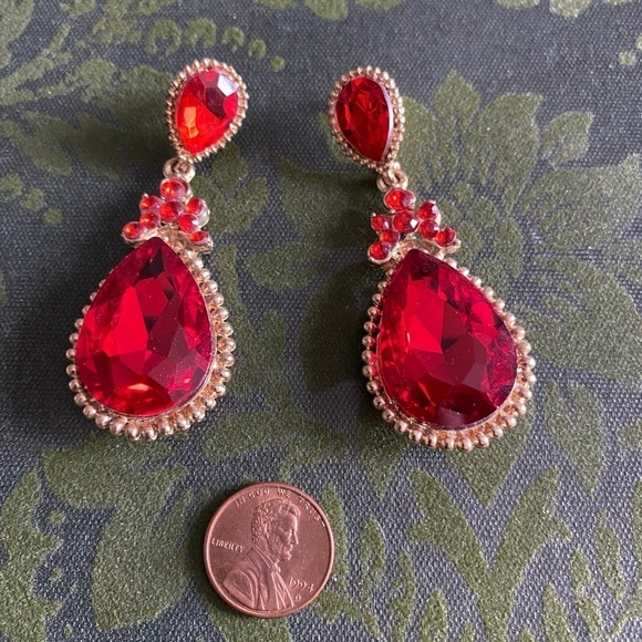 Reign style - Gold and Ruby Chandelier Earrings - Picture 6 of 6